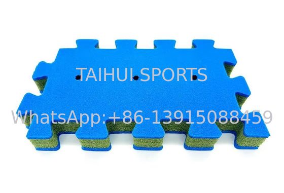 Le terrain de jeux est recouvert de gazon artificiel