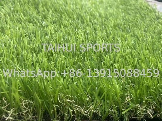 Sports en plein air Tapis en gazon artificiel Tapis vert avec trous de drainage Densité 21000